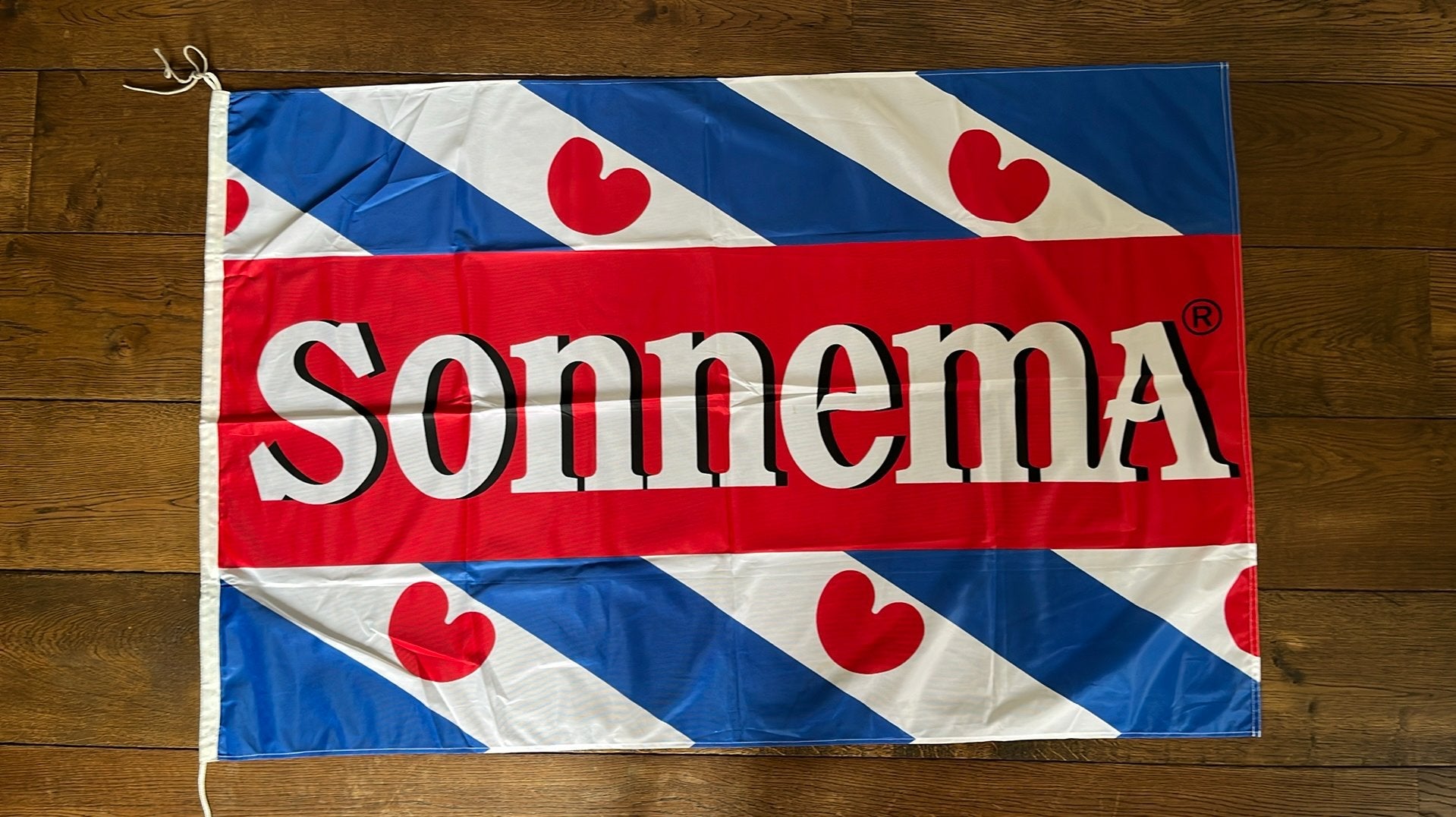 Grote Friese vlag met Sonnema reclame er op 145 X 95cm, Ophalen of Verzenden, Zo goed als nieuw