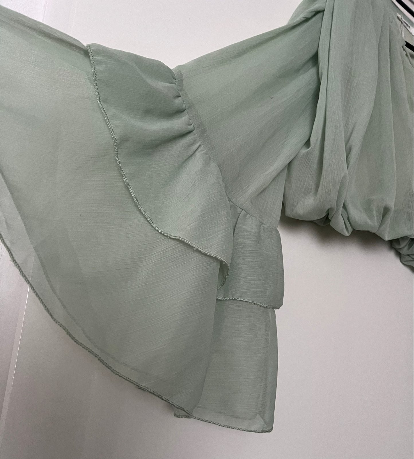 Lichtgroene crop top met wijde mouwen maat M /L nieuw), Ophalen of Verzenden, Nieuw