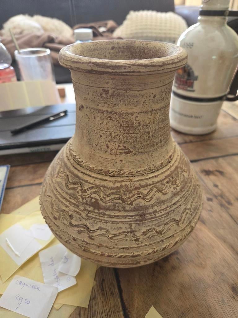 Oude vaas met reliëf, Ophalen of Verzenden