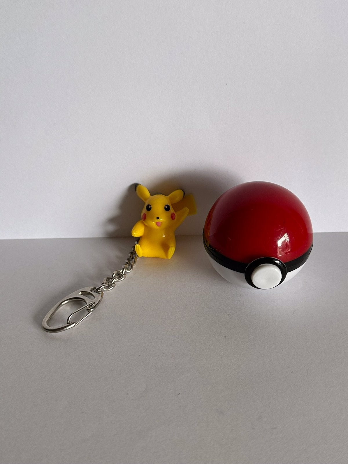 Pokémon figuurtje/sleutelhanger Pikachu met Pokeball, Ophalen of Verzenden, Zo goed als nieuw