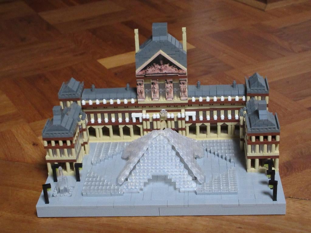LOUVRE MUSEUM, méér dan 3.000 mini bouwsteentjes, mèt doos, Ophalen of Verzenden, Zo goed als nieuw, Overige merken