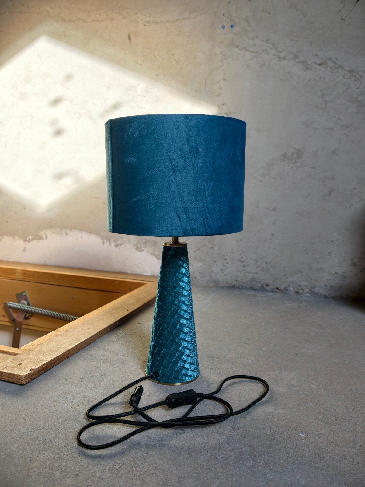 Blauwe fluwelen tafellamp, Huis en Inrichting, Met schakelaar, 47 cm, Textiel, E27 (groot)