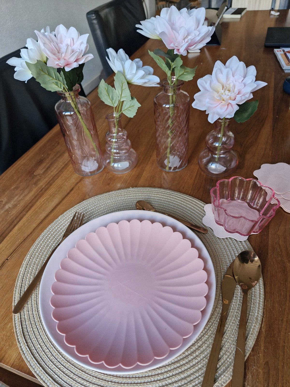 8 delig roze diner set met 12 persoons goudkleurig bestek, Nieuw, Ophalen of Verzenden, Bord(en), Modern