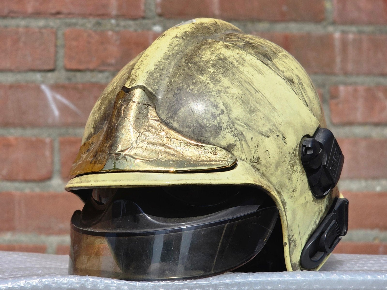 brandweerhelm brandweer Msa F1sf, Verzamelen, Ophalen of Verzenden, Landmacht, Nederland, Embleem of Badge