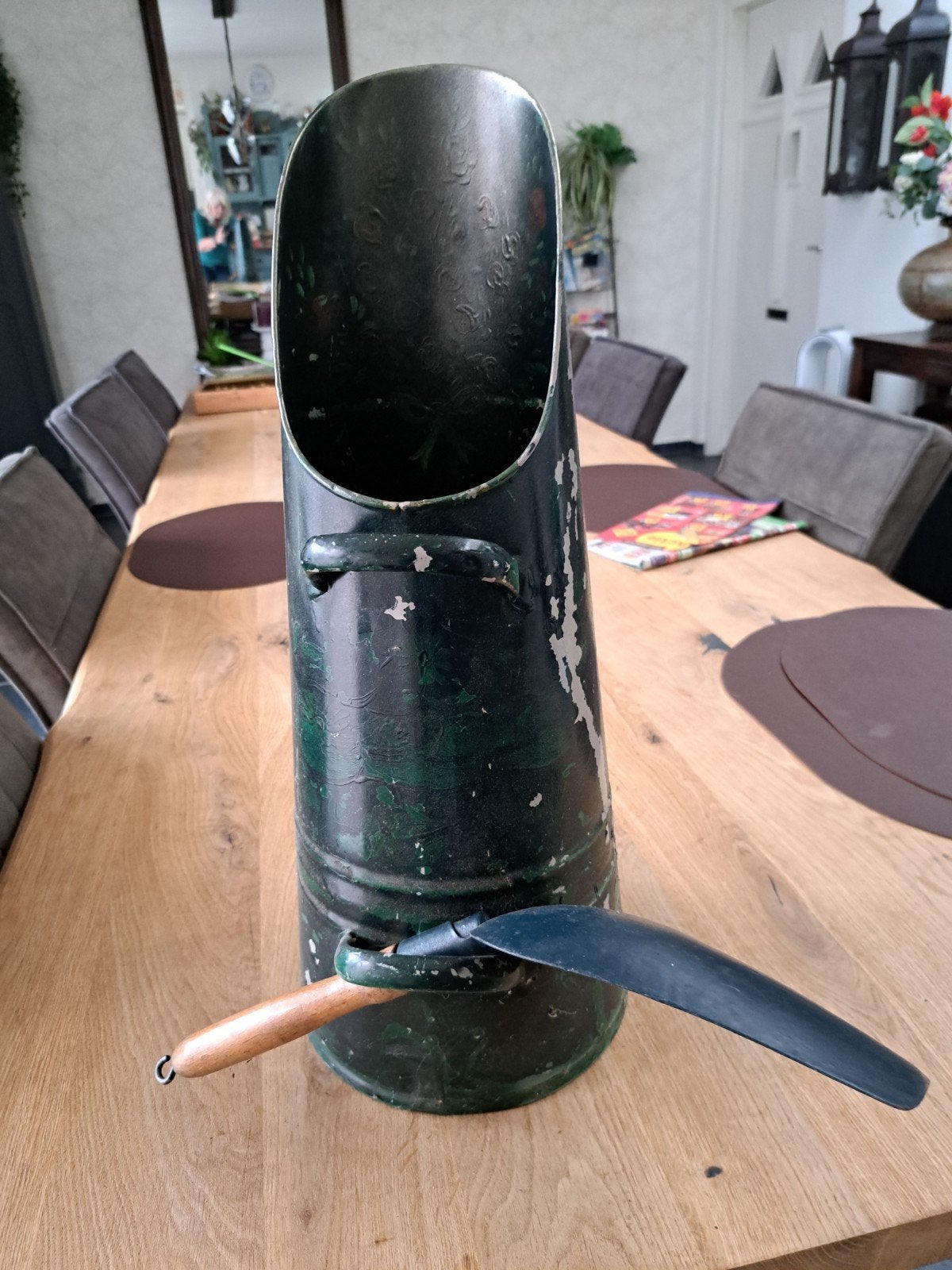kolenkit met schep, Ophalen