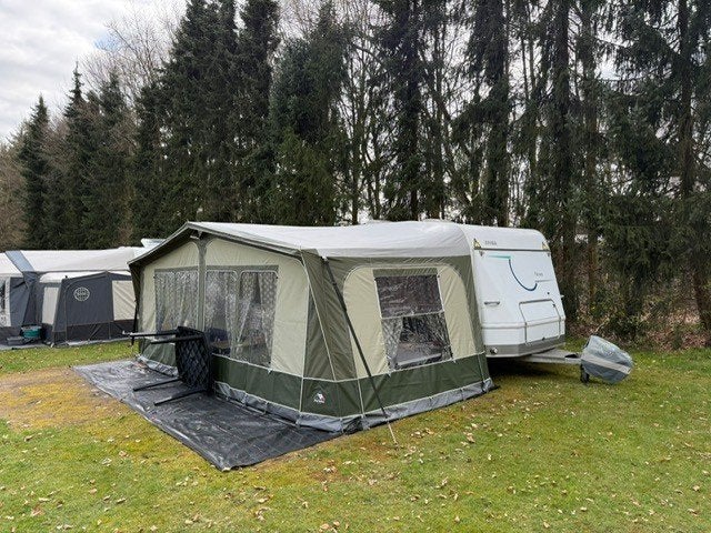 Eriba Nova 555 (2003) |  Nieuwe voortent, Caravans en Kamperen, Kachel, Particulier, 6 tot 7 meter, Eriba