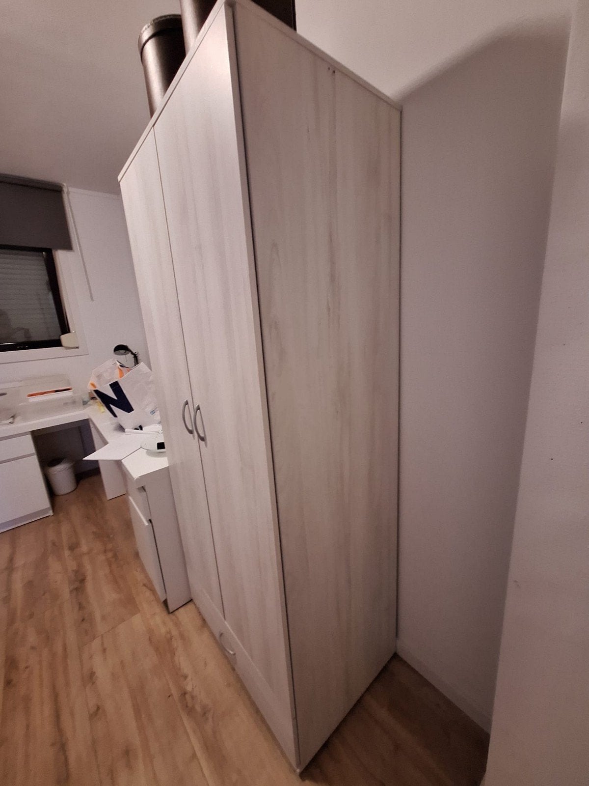 Kledingkast met twee deuren, lade en hangruimte, Ophalen