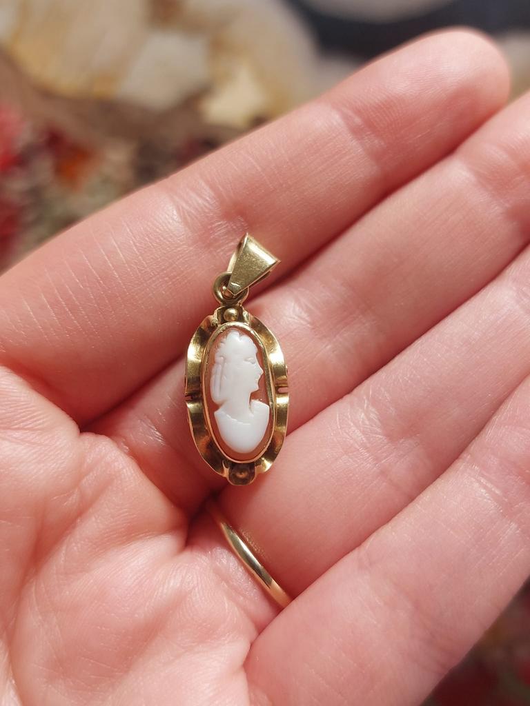 14 karaat gouden hanger met Camee, Ophalen of Verzenden, Zo goed als nieuw, Goud
