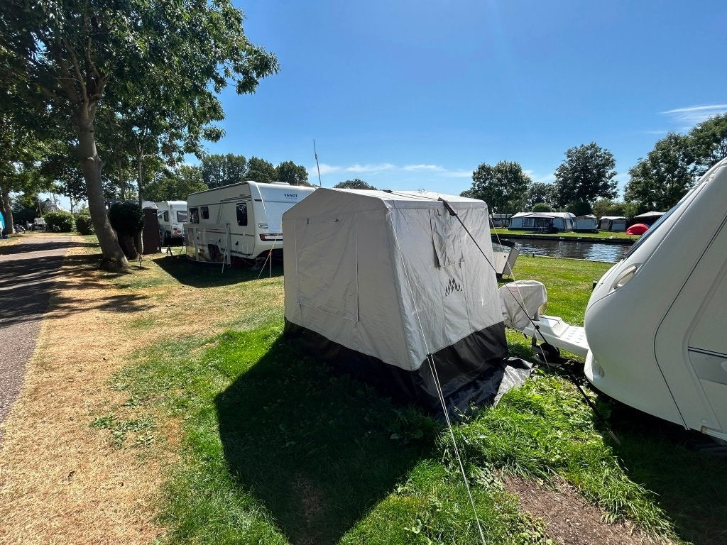 Foto 6 van Hobby 560 UFE, compleet met inventaris en voortent