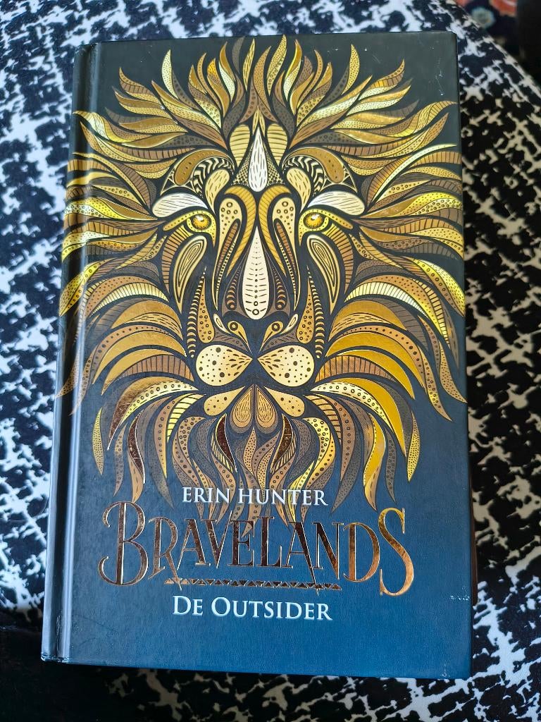 Bravelands erin Hunter de outsider boek, Boeken, Ophalen of Verzenden, Zo goed als nieuw, Erin Hunter