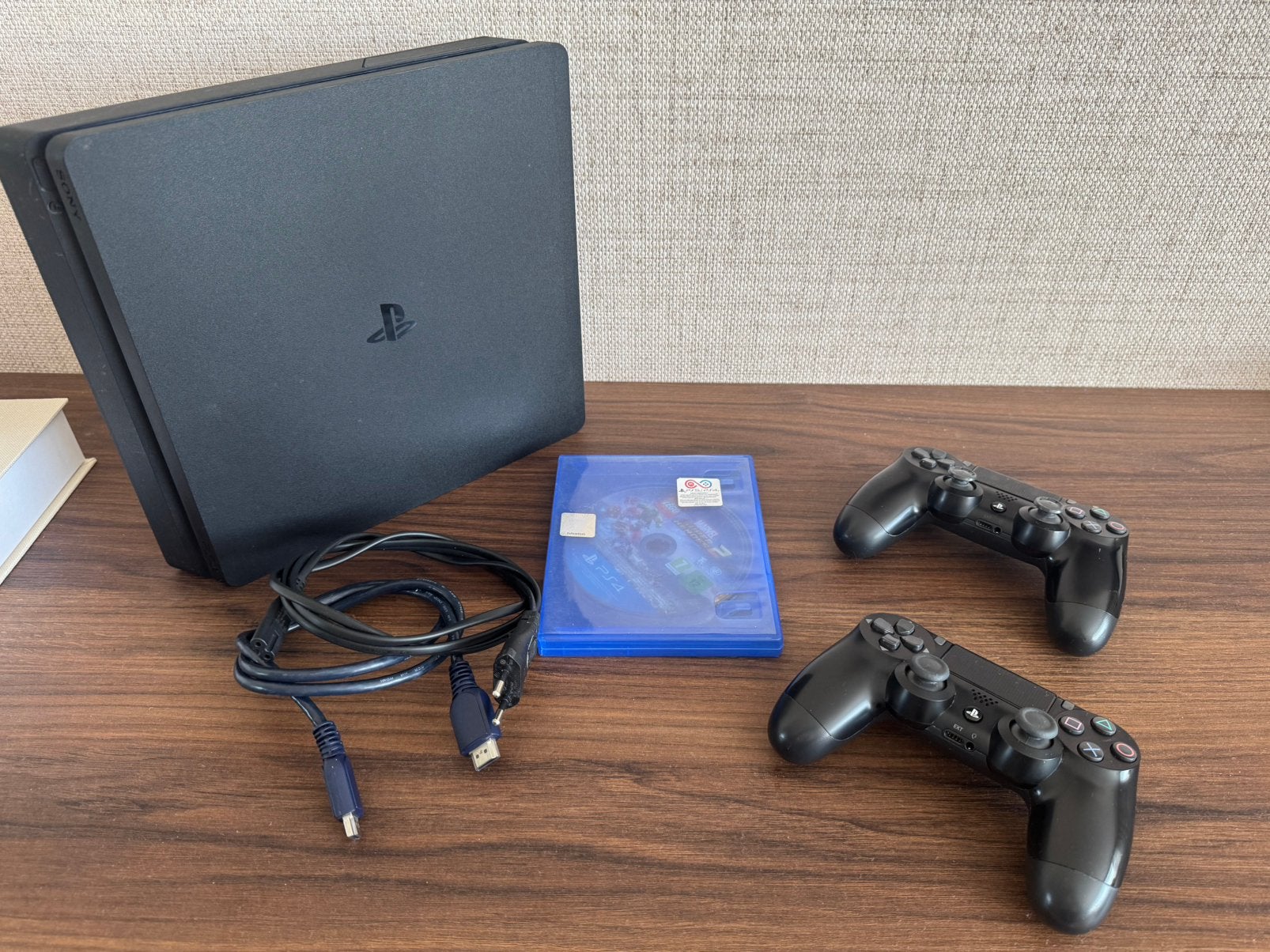 PlayStation 4 Slim 1TB + 2 Controllers met dock + Game, Spelcomputers en Games, Spelcomputers | Sony PlayStation 4, Zo goed als nieuw