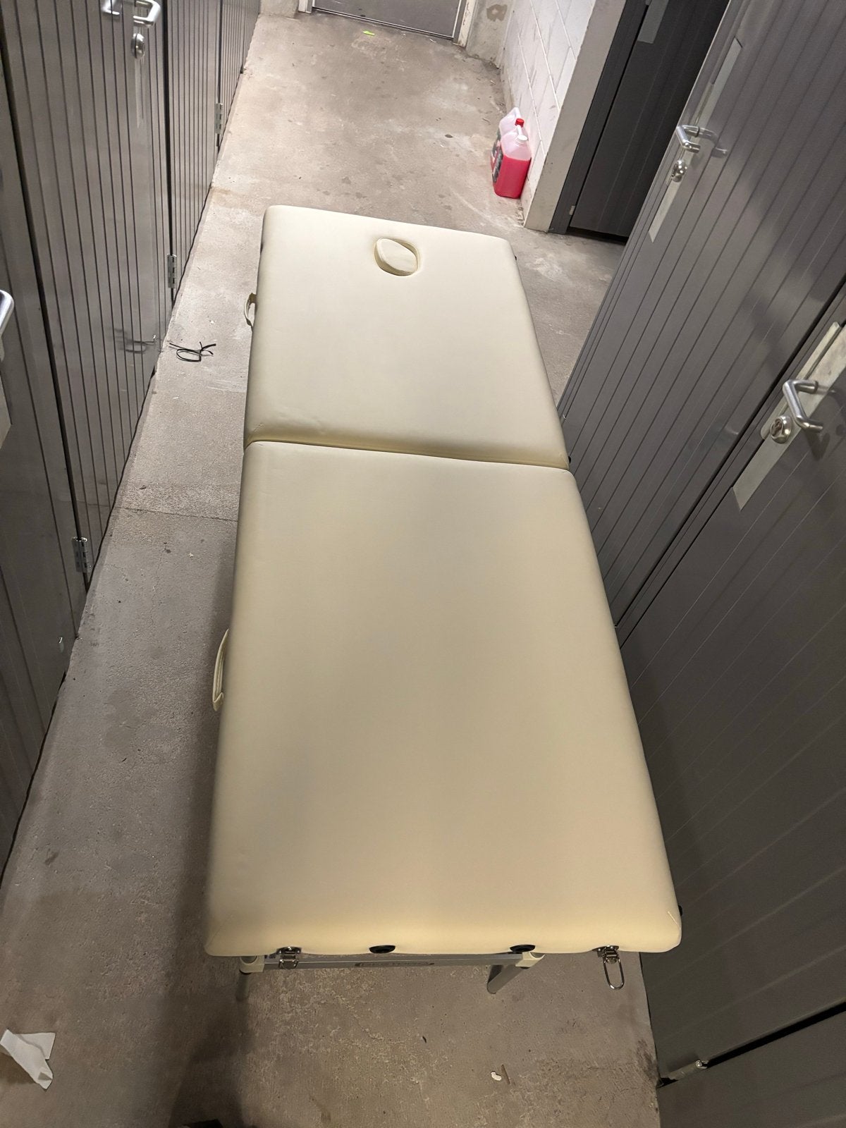 Witte aluminium massagetafel met toebehoren en tas, Sport en Fitness, Massageproducten, Ophalen, Zo goed als nieuw, Massagetafel