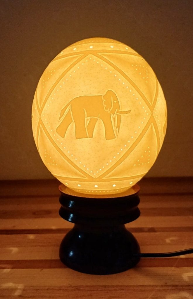 Struisvogeleierenlamp met olifanten, Huis en Inrichting, Lampen | Tafellampen, Ophalen of Verzenden