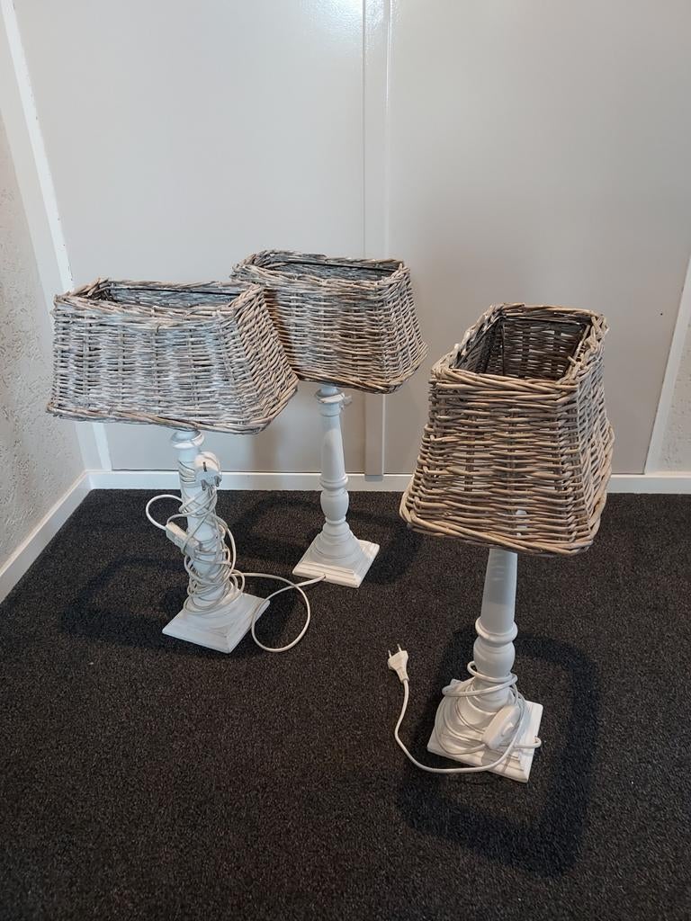 Brocante witte lampen met crème kleurige rieten kap., Huis en Inrichting, Lampen | Tafellampen, Ophalen, Minder dan 50 cm