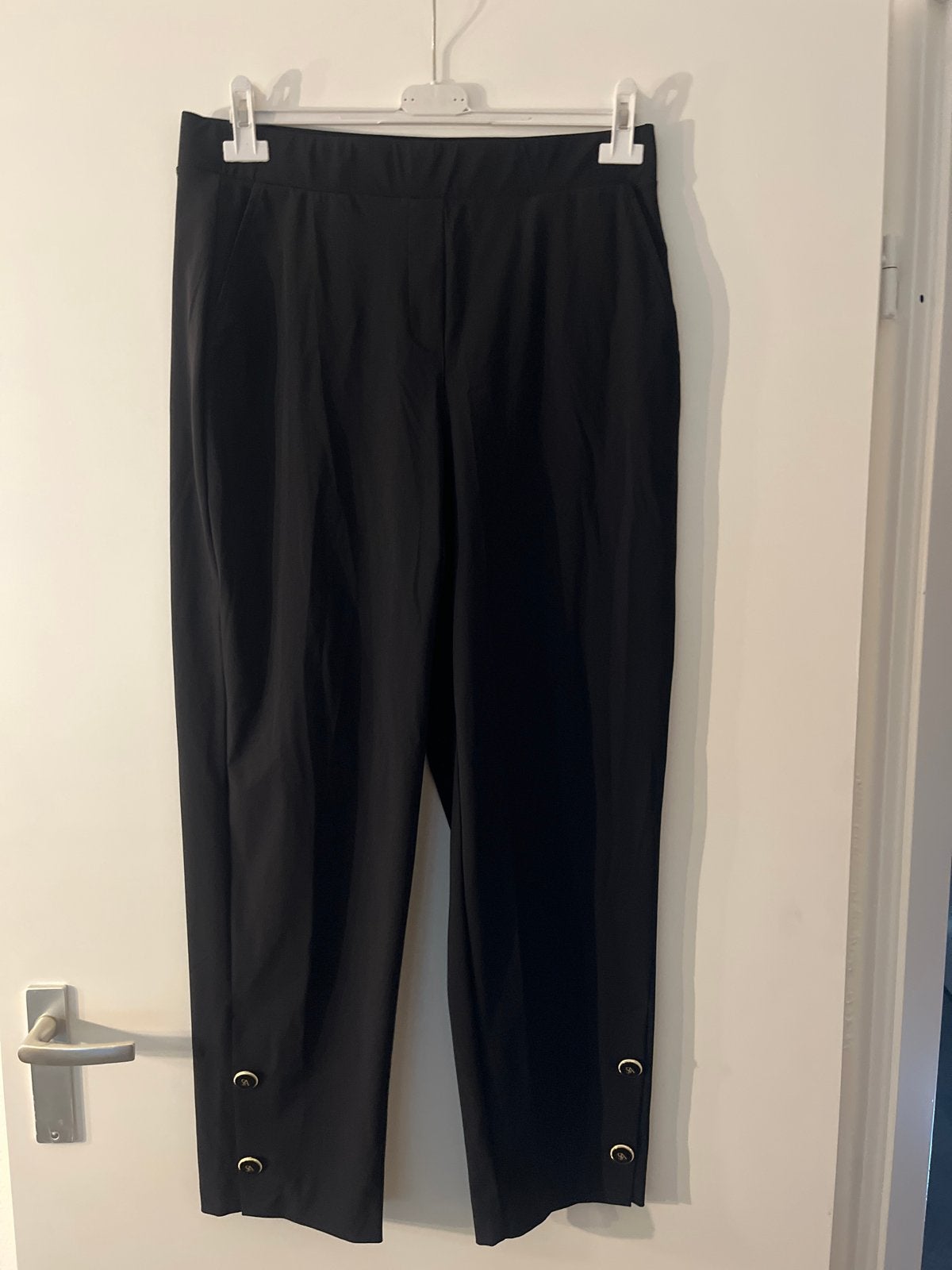 Studio Anneloes zwarte broek met gouden knopen, Zwart, Maat 42/44 (L), Ophalen of Verzenden, Zo goed als nieuw