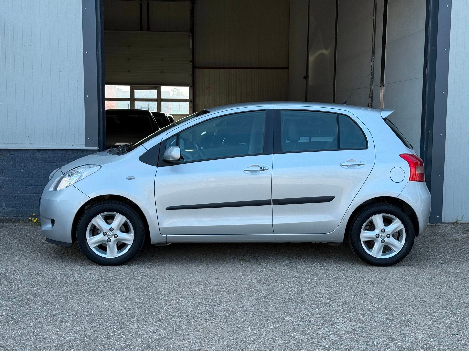 Toyota Yaris 1.3 VVTi Luna MMT Automaat Keyless NAP APK!, Auto's, 4 cilinders, Bedrijf, 1298 cc, Automatische klimaatregeling
