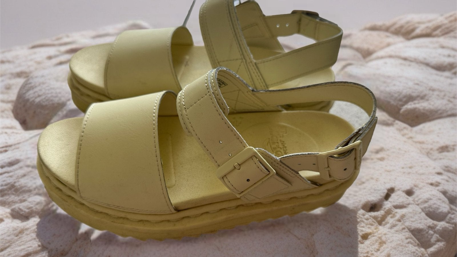 Leren sandalen Dr. Martens Butter Yellow - Maat 39, Ophalen, Zo goed als nieuw, Geel, Sandalen of Muiltjes