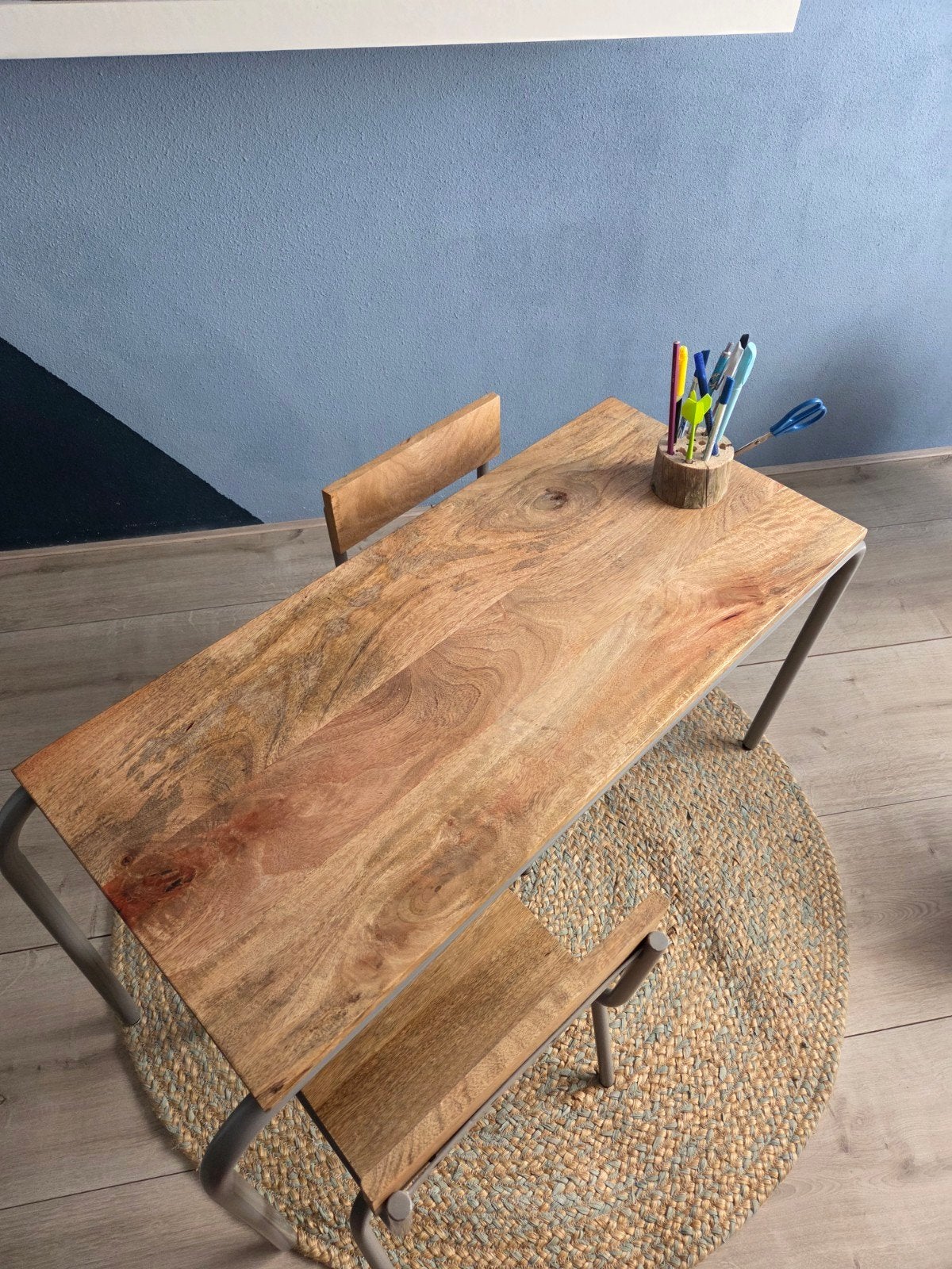 Kidsdepot Kindertafel met 2 stoelen - Mango hout & Grijs, Ophalen, Gebruikt, Tafel(s) en Stoel(en)