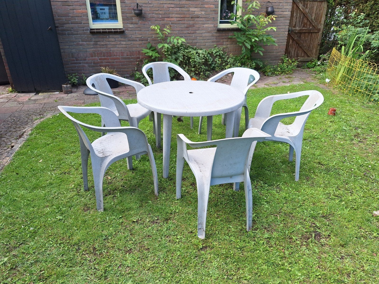 Kunststof tuinset met 6 stoelen en ronde tafel, Ophalen, Kunststof, Gebruikt, 6 zitplaatsen