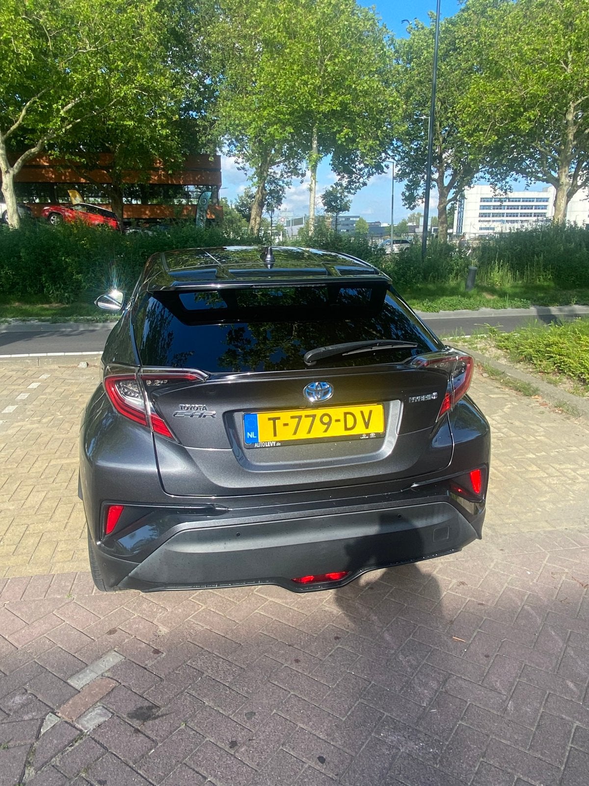 Toyota C-HR 1.8 Hybrid dynamic/team D 2019 metallic grijs, Auto's, 725 kg, 4 cilinders, Parkeerassistent, 98 pk