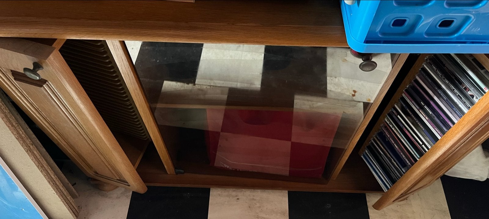 Houten TV-meubel met glazen deur. Cd rekken aan zijkanten., Ophalen, Gebruikt, 100 tot 150 cm, 25 tot 50 cm