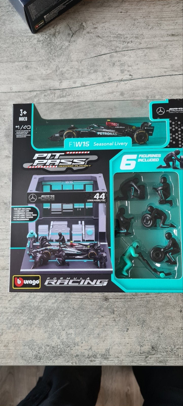 Bburago Mercedes Benz F1 pit box Hamilton + crew 1:43 nieuw, Ophalen of Verzenden, Nieuw, Auto, Overige merken