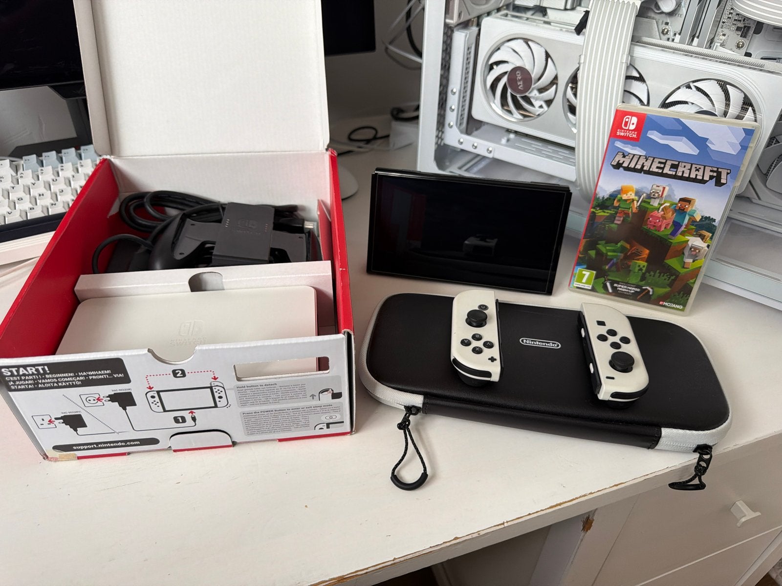 Nintendo Switch OLED met Minecraft en accessoires in doos, Spelcomputers en Games, Met games, Met 2 controllers, Zo goed als nieuw