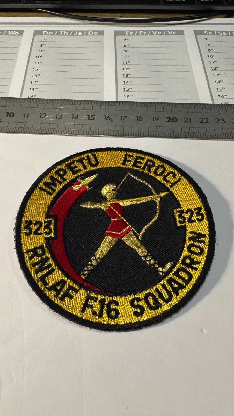 Patch luchtmacht klu 323 squadron 6, Ophalen of Verzenden, Zo goed als nieuw, Patch, Badge of Embleem