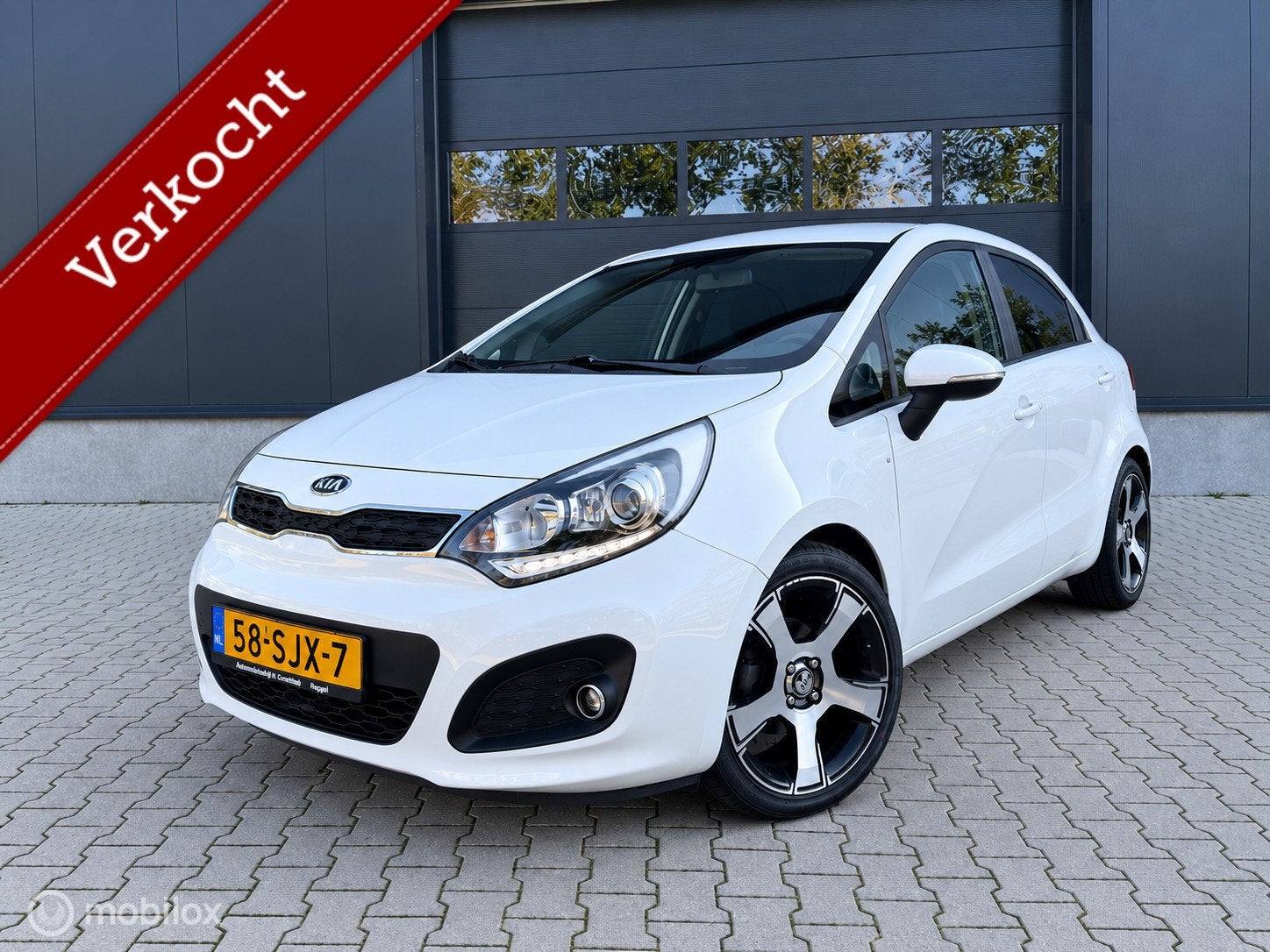 Kia Rio 1.2 CVVT Plus Pack Airco I NW APK I NAP I Trekhaak, Auto's, Euro 5, Zwart, Wit, Origineel Nederlands