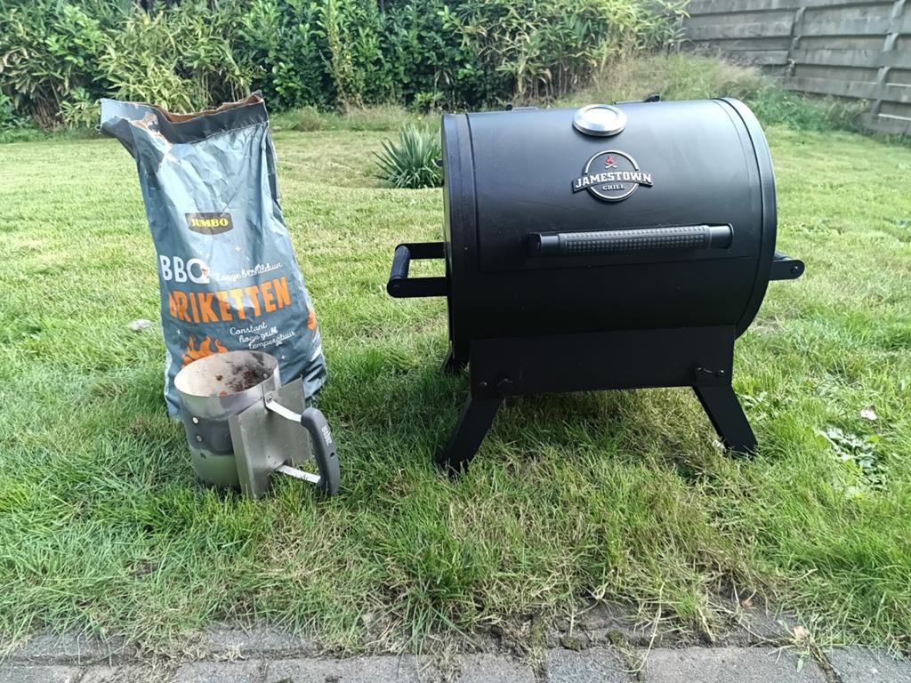 Jamestown kolenBBQ met kolen en starter., Ophalen