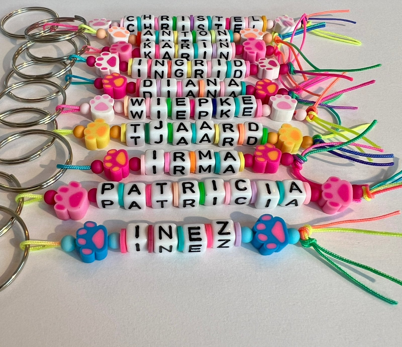 Sleutelhangers met naam honden pootjes LEUK BEDANKJE, Ophalen of Verzenden, Nieuw, Feestartikel, Verjaardag