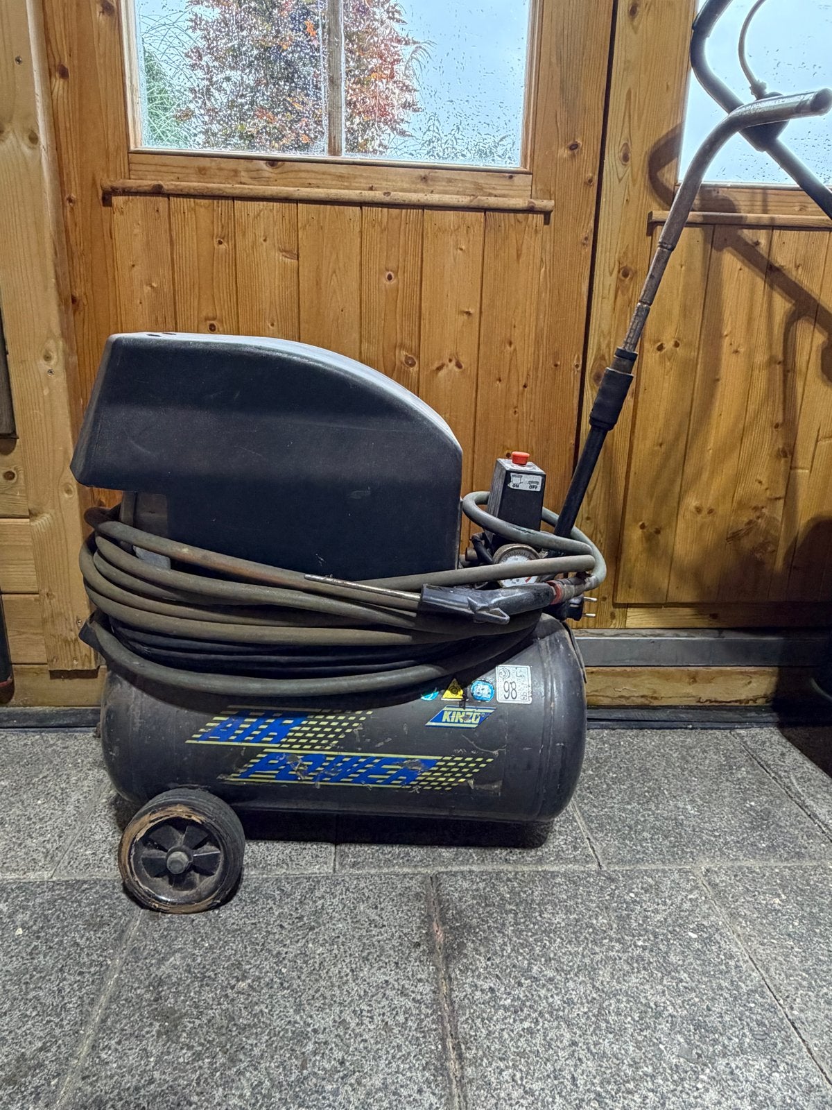 Kinzo Compressor 24 liter - Gebruikt en werkend, Ophalen, Gebruikt, 6 tot 10 bar, Minder dan 200 liter/min