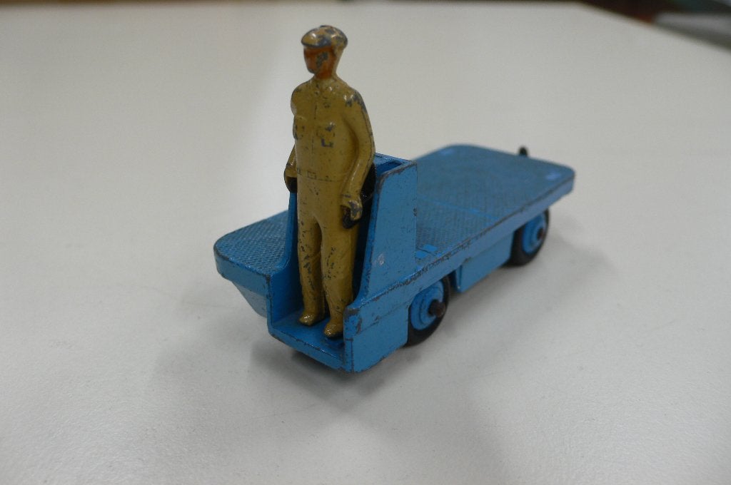 bev truck - dinky toys engeland-in orginele staat  1/43, Hobby en Vrije tijd, Modelauto's | 1:43, Zo goed als nieuw, Bus of Vrachtwagen