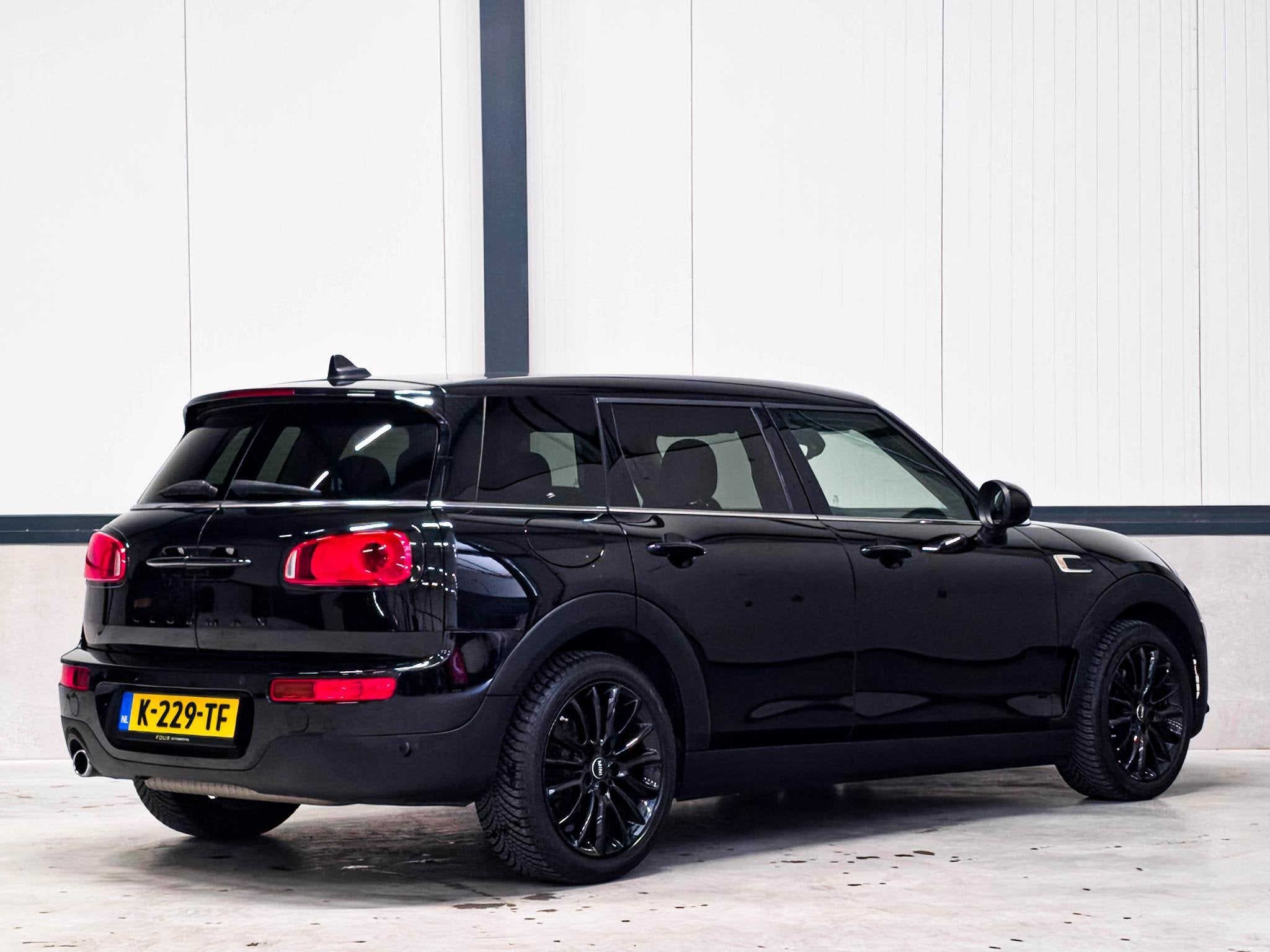 Foto 3 van MINI Clubman 1.5 Cooper Black edition | Carplay | Stoelverwa