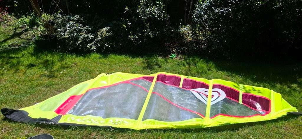 Goya Windsurfing Zeil 5.7 m² - Zo goed als nieuw, Watersport en Boten, Windsurfen, Ophalen