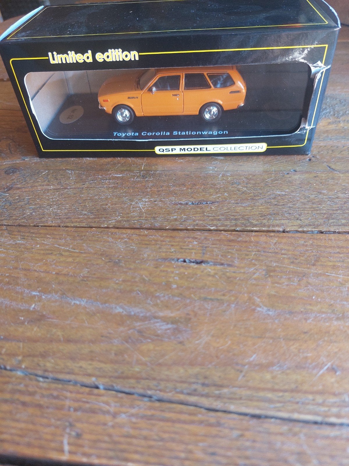 MODELAUTO 1-43 QSP VAN TOYOTA COROLLA KE36 STATION ORANJE, Hobby en Vrije tijd, Modelauto's | 1:43, Ophalen of Verzenden, Zo goed als nieuw