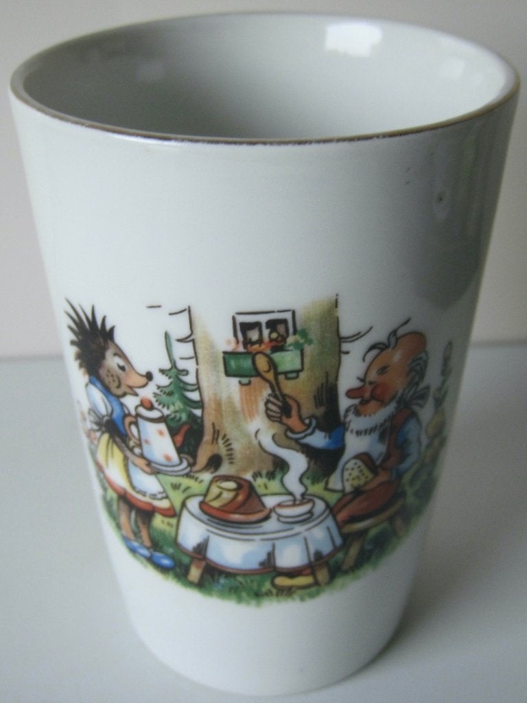 twee kinder bekers met afbeelding van kabouter en egel, Ophalen of Verzenden, Zo goed als nieuw, Overige stijlen, Kop(pen) en/of Schotel(s)