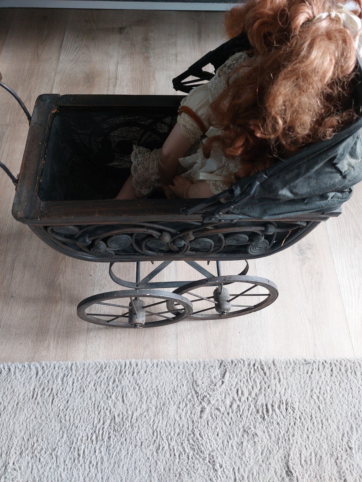 Antieke porseleinen pop in kinderwagen, Verzamelen, Poppen, Ophalen of Verzenden, Gebruikt, Pop