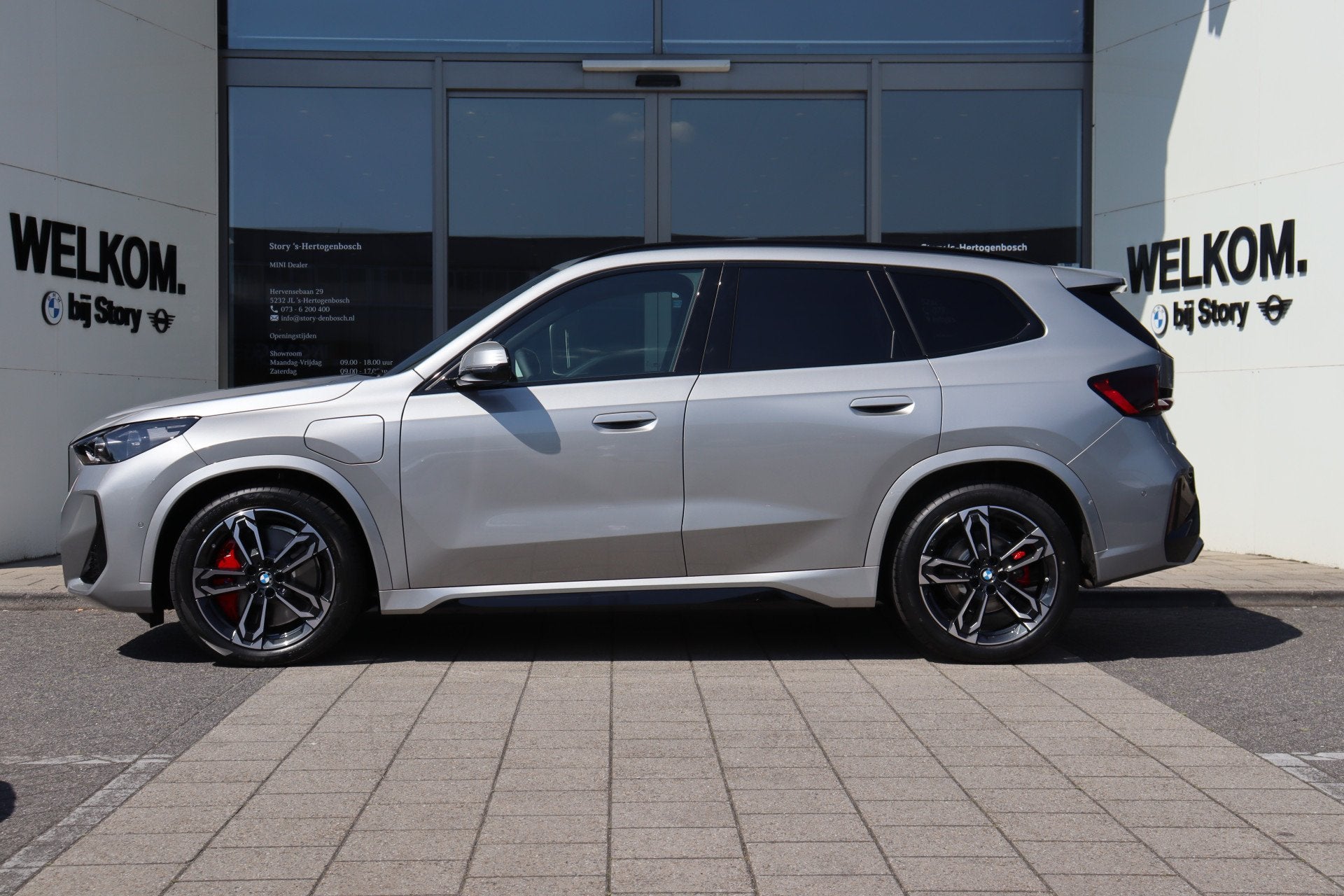 BMW X1 xDrive25e M Sport Automaat / Panoramadak / Trekhaak /, Auto's, Zwart, Zwart, Leder, Bedrijf