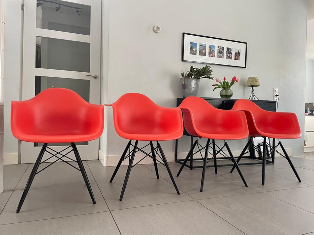 8x Vitra eames kuipstoelen Poppy rood zwart daw, Huis en Inrichting, Stoelen, Vitra, Zwart, Ophalen of Verzenden, Zo goed als nieuw