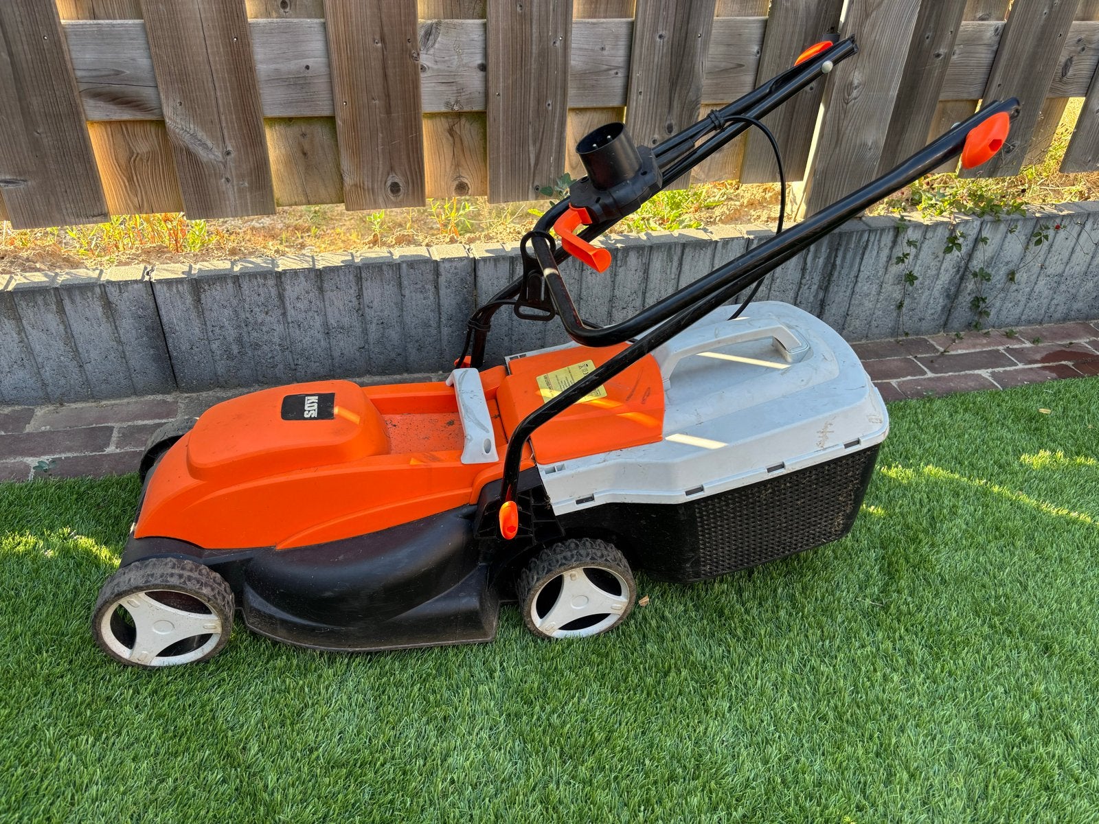 Elektrische grasmaaier Kos met opvangbak, Tuin en Terras, Grasmaaiers, Ophalen, Cirkelmaaier, Elektrische grasmaaier, Zo goed als nieuw