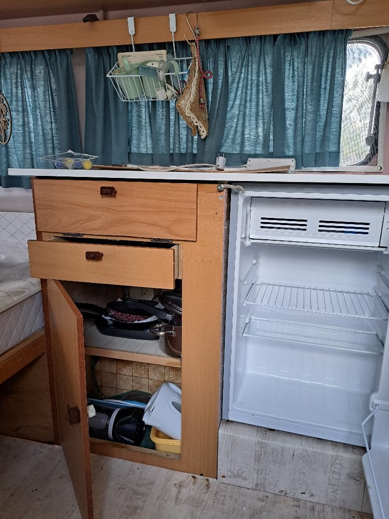 Avento Moyenne caravan, Caravans en Kamperen, Standaardzit, Dwarsbed, Avento, Tot en met 3