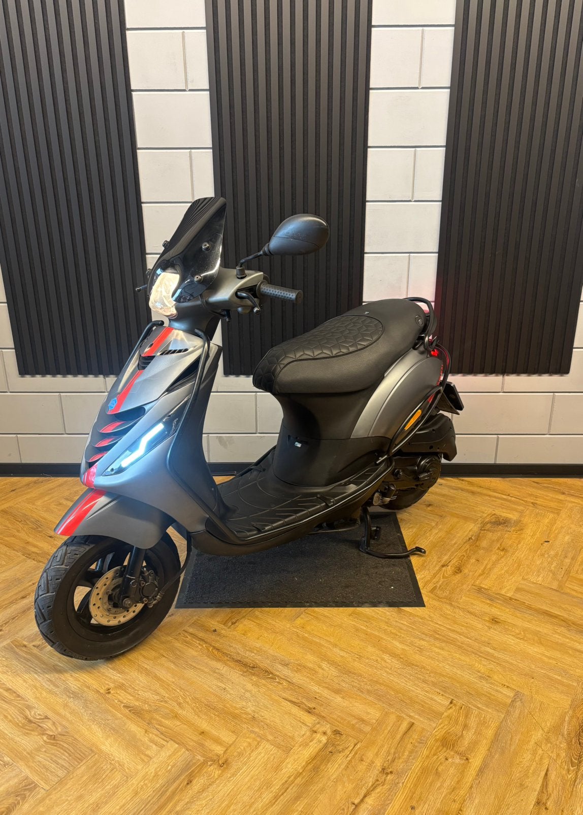 PIAGGIO ZIP 2V 4T BROM 2015 FULL OPTION MAT GRIJS TITANIUM, Fietsen en Brommers, Maximaal 45 km/u, Zip, Ophalen of Verzenden, Zo goed als nieuw