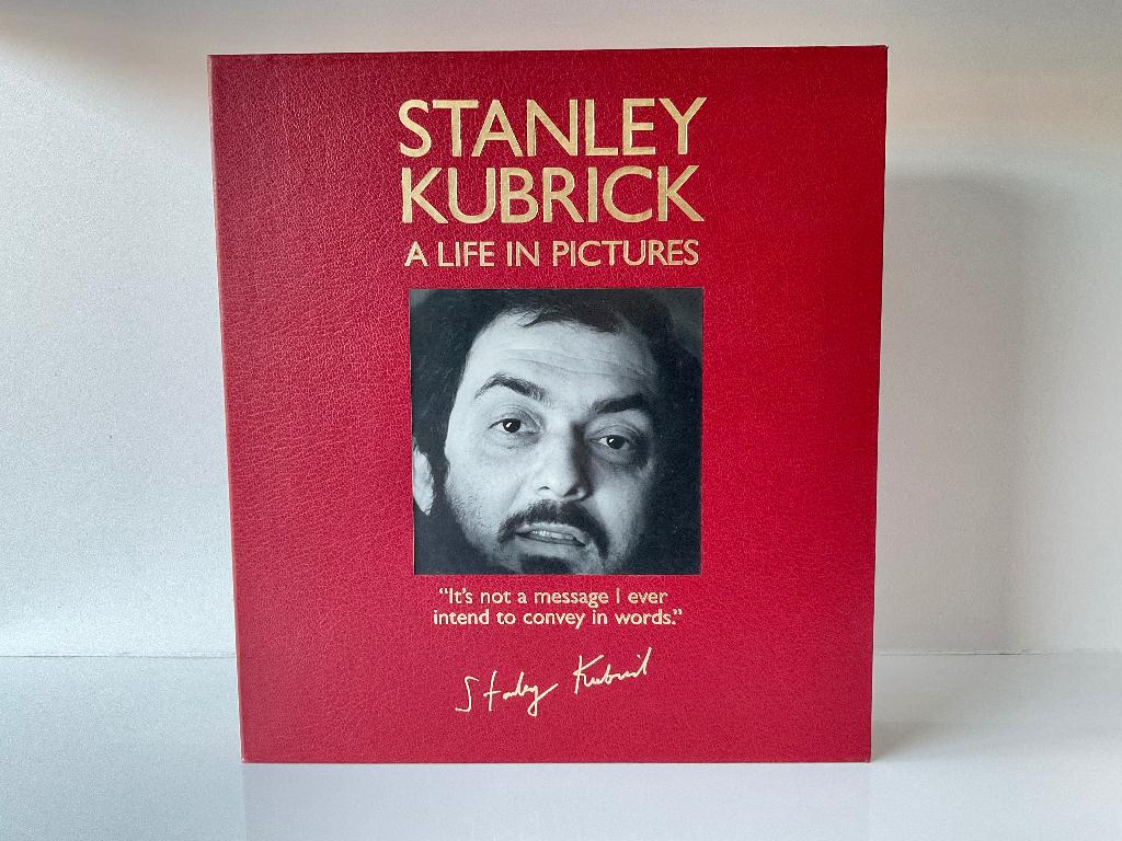 Stanley Kubrick - A Life in Pictures - boek + dvd, Ophalen of Verzenden, Zo goed als nieuw, Vakgebied of Filmindustrie