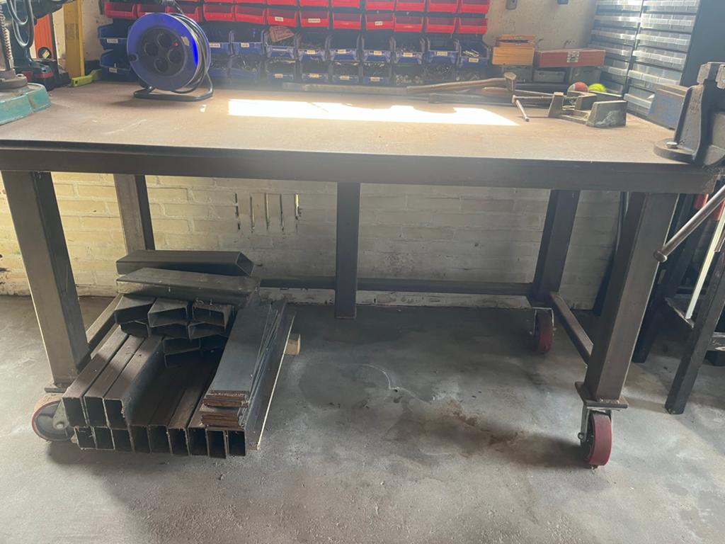 Robuuste werkbank op wielen 2 x 1 meter, 20 mm blad, Ophalen, Gebruikt, 170 cm of meer, Bankschroef