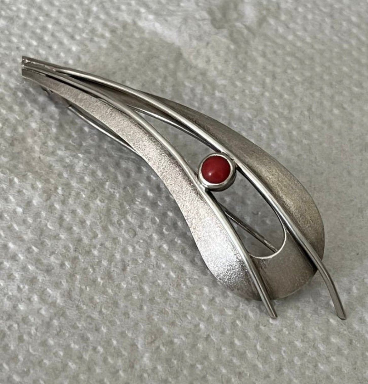 Antieke broche Amsterdamse school zilver met Bloedkoraal, Ophalen of Verzenden, Zo goed als nieuw, Zilver