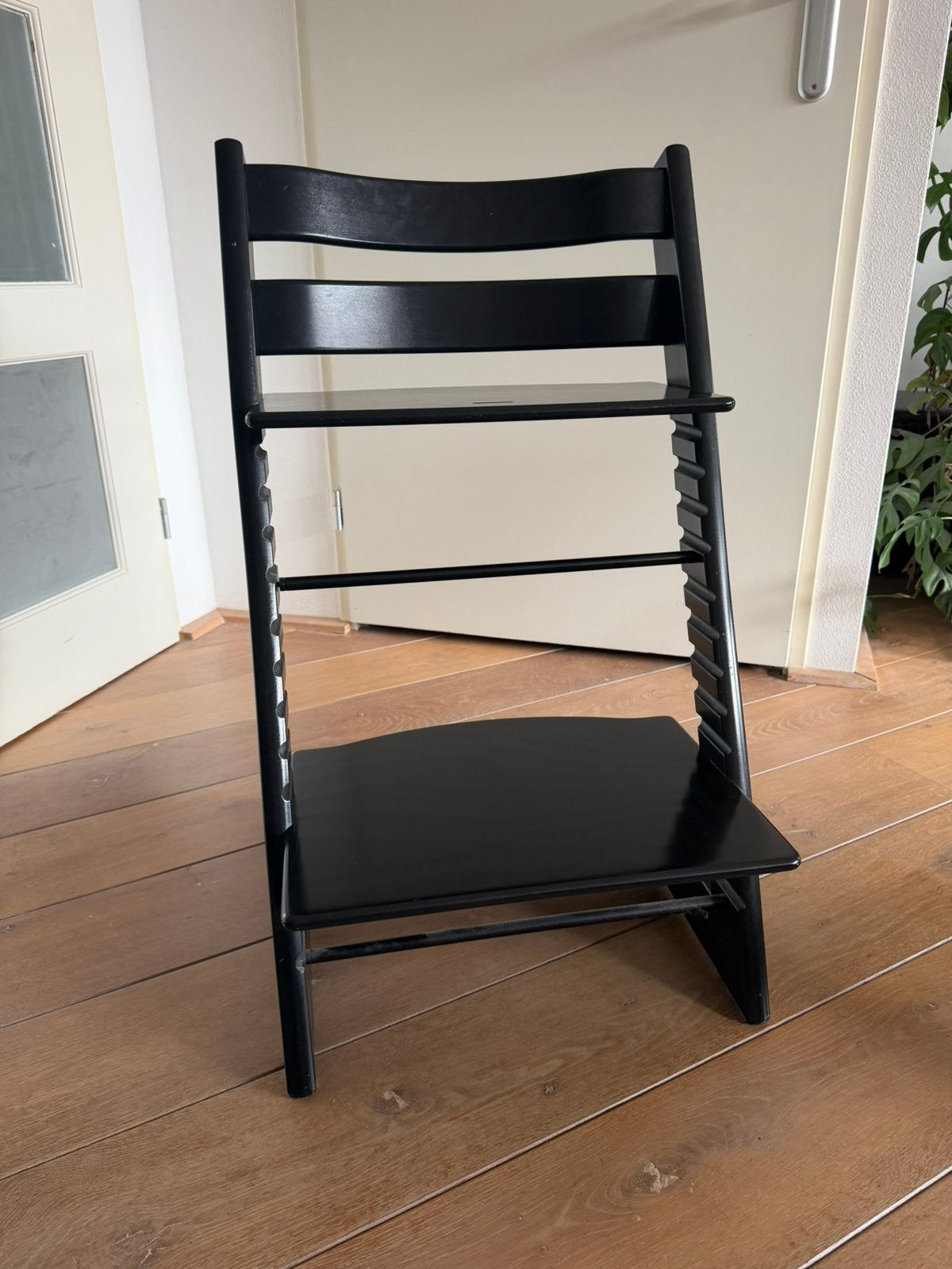 Zeer nette stokke tripp trapp kinderstoel zwart, Ophalen, Zo goed als nieuw, Meegroeistoel