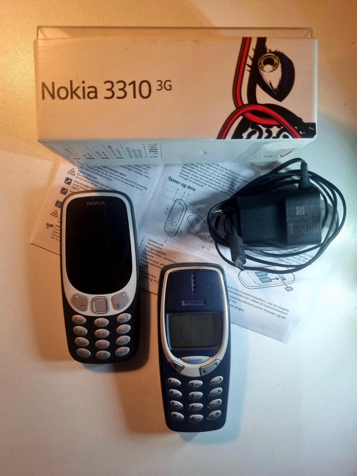 Nokia 3310 3G en originele Nokia 3310 met lader en doos, Gebruikt, Verzenden, Zwart, Fysiek toetsenbord