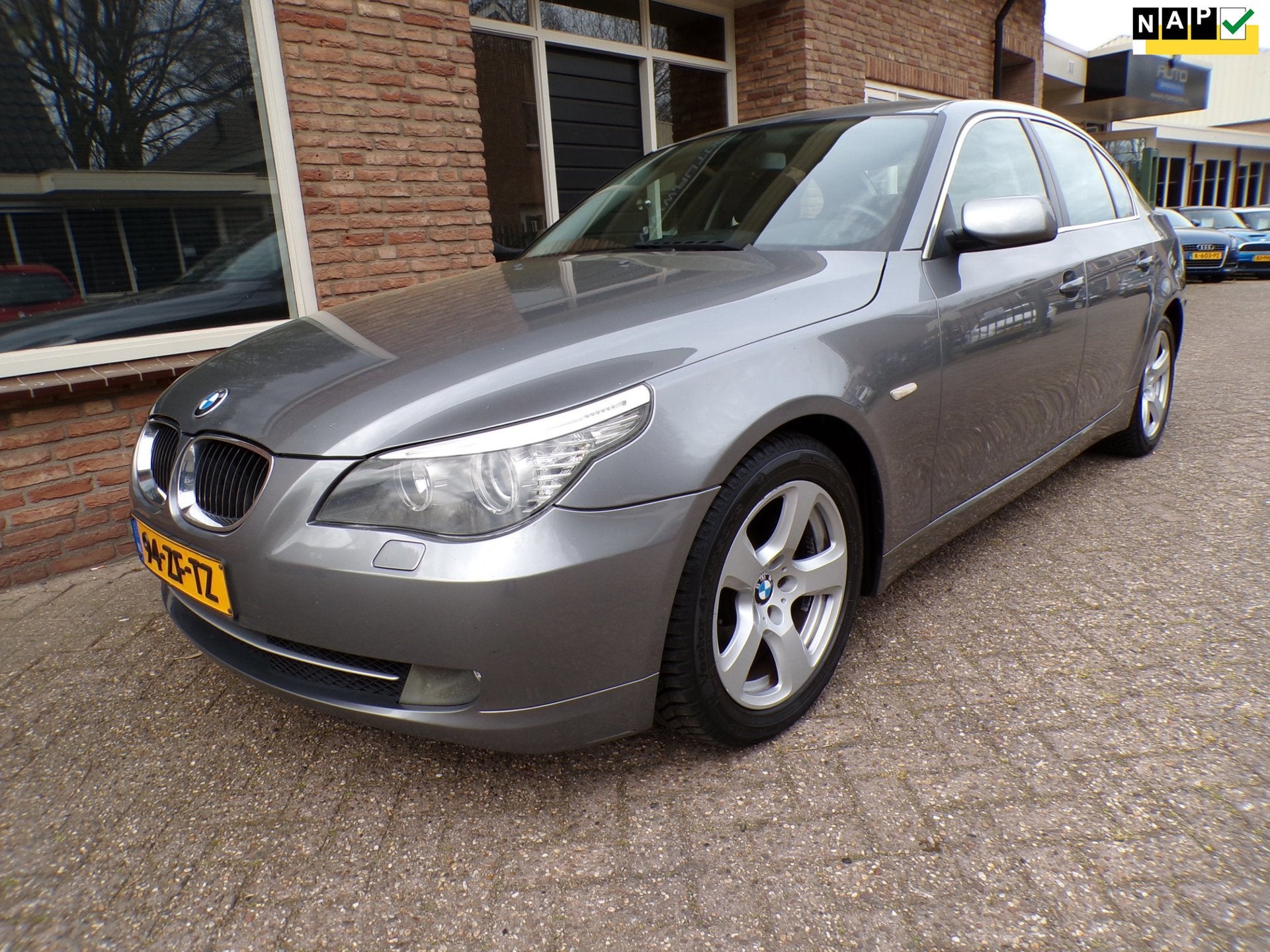 BMW 5-serie 525i Business Line Automaat / Leder / Navi, Auto's, Achterwielaandrijving, Gebruikt, Zwart, 2000 kg