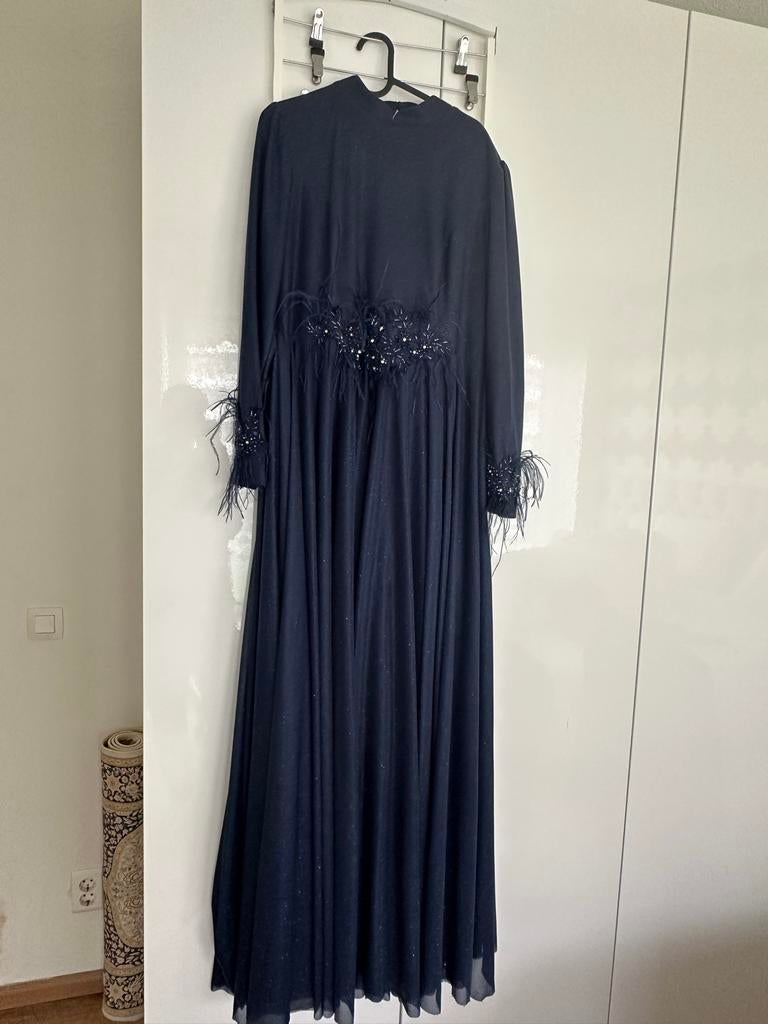Elegante Donkerblauwe Galajurk met Veren en Kralen, Galajurk, Blauw, Maat 46/48 (XL) of groter, Ophalen of Verzenden